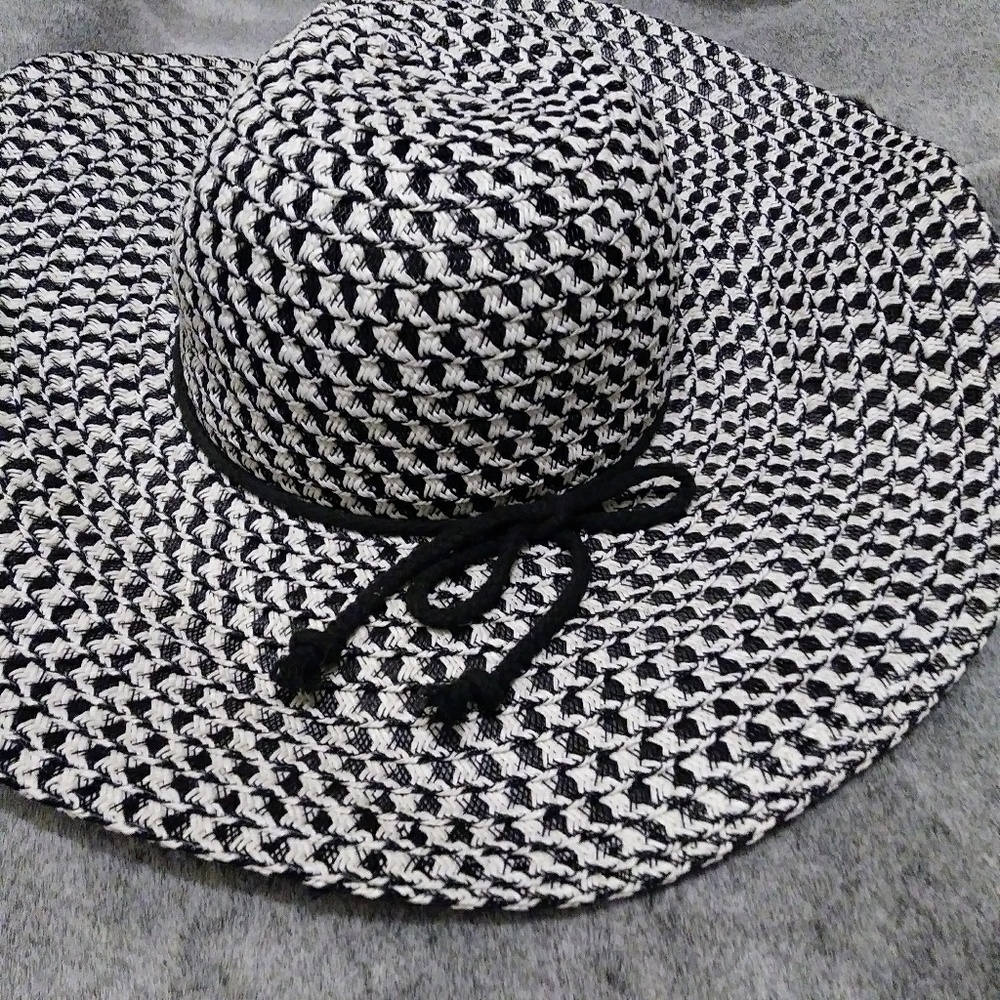 Black and White Patterned Sun Hat